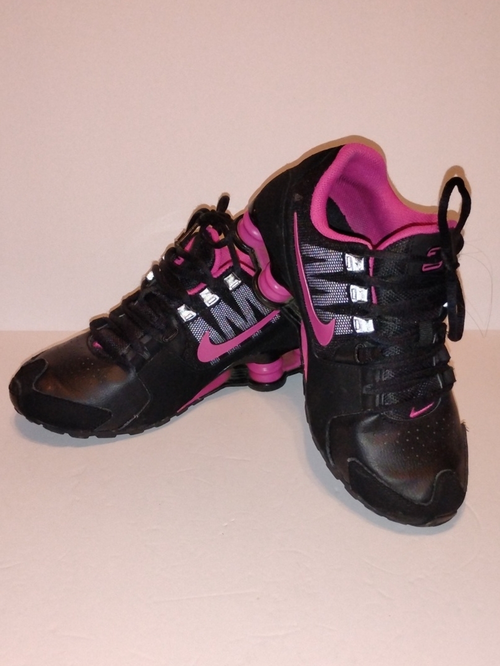 Z-039 Nike Black and Hot Pink Women's Shox Sneakers